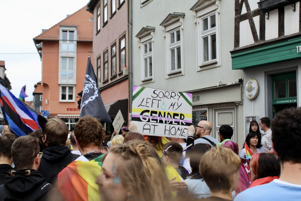 Bunte Vielfalt feiern: Die Schulferien in Thüringen nutzen, um für Gleichberechtigung und Diversität einzustehen.