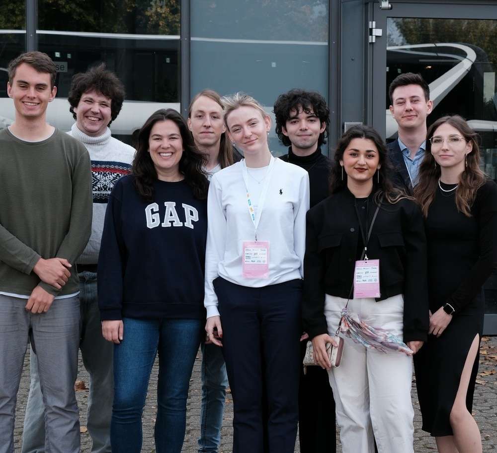 Mitglieder der Jungen Liberalen Thüringen zusammen mit der Bundesvorsitzenden Franziska Brandmann beim 69. Bundeskongress der Jungen Liberalen. Die Gruppe steht lächelnd vor einem modernen Gebäude und trägt legere Kleidung, einige mit Akkreditierungsausweisen um den Hals.